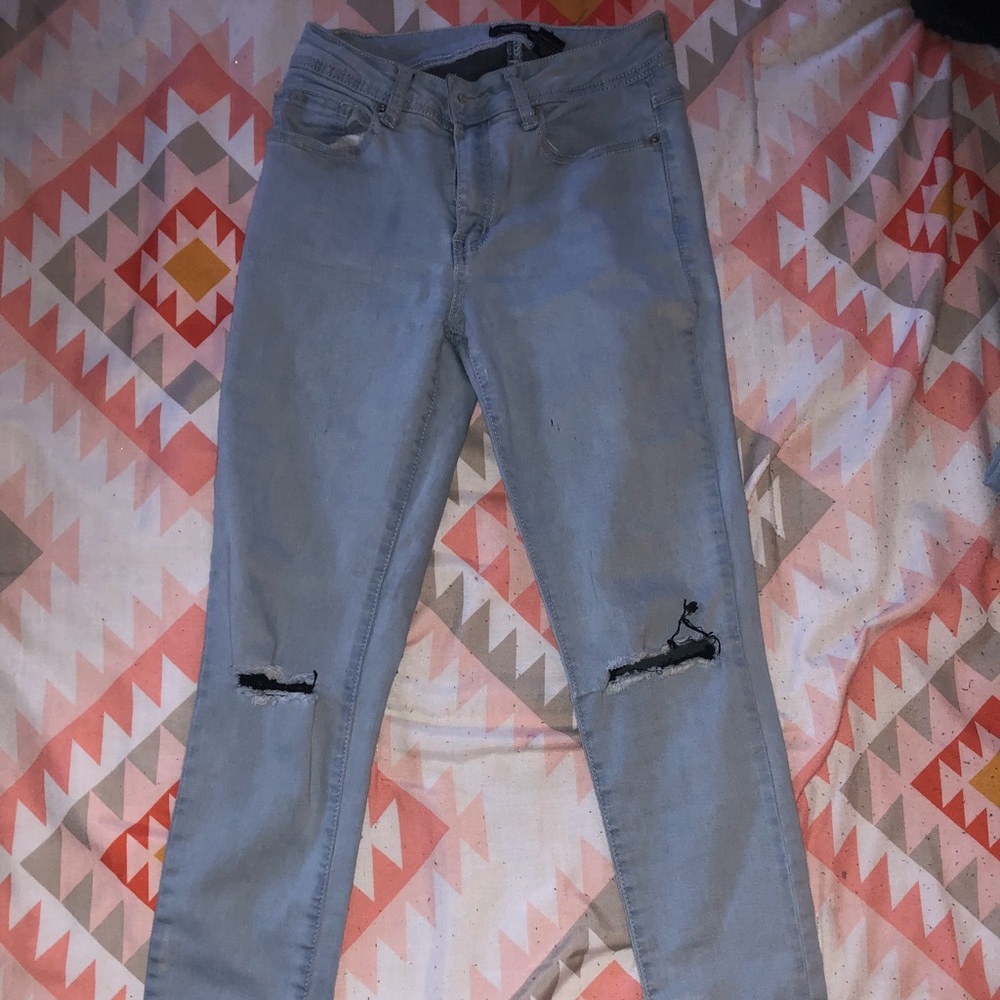 Skinny jeans with knee rips